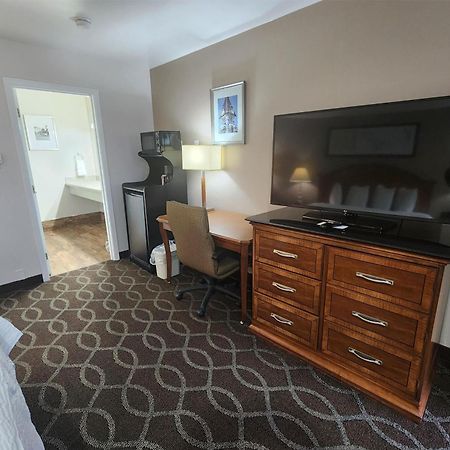 Ramada Bayside Inn & Suites Eureka Exterior photo
